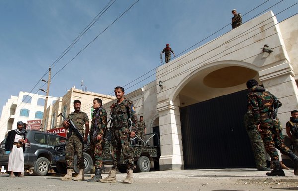 In this file photo from January 13th, 2015, security forces stand guard outside a court in Sanaa. [Mohammed Huwais/AFP]