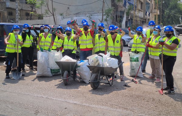 شبان وشابات يزيلون الركام في المناطق المتضررة من انفجار مرفأ بيروت في 4 آب/أغسطس، كجزء من برنامج تموله الوكالة الأميركية للتنمية الدولية. [حقوق الصورة للوكالة الأميركية للتنمية الدولية]