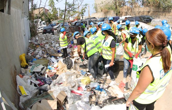 شباب لبنانيون يفرزون الركام والزجاج والبلاستيك والمعادن في حي الكرنتينا ببيروت. [حقوق الصورة للوكالة الأميركية للتنمية الدولية]