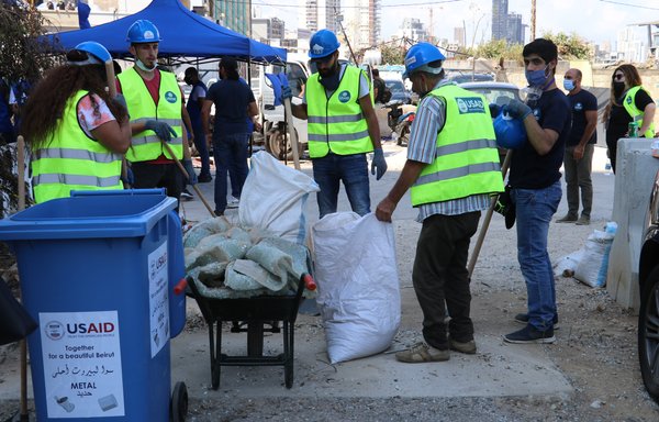 خصص برنامج دعم المجتمع المحلي الذي تموله الوكالة الأميركية للتنمية الدولية بدلات مالية لمتطوعين لقاء عملهم في إزالة الأنقاض من جزء من شارع مار ميخايل المتضرر جراء انفجار مرفأء بيروت في 4 آب/أغسطس الماضي. [حقوق الصورة للوكالة الأميركية للتنمية الدولية]