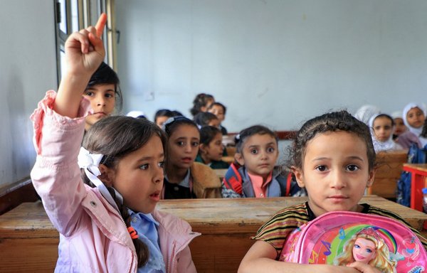 تلاميذ يمنيون في صنعاء في اليوم الأول للعام الدراسي يوم 17 تشرين الأول/أكتوبر. [محمد حويس/وكالة الصحافة الفرنسية]