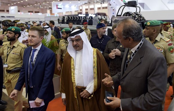 ولي العهد البحريني الشيخ سلمان بن حمد آل خليفة (وسط) في هذه الصورة التي التقطت في 28 تشرين الأول/أكتوبر 2019. وقد تم تعيينه رئيساً للوزراء يوم 11 تشرين الثاني/نوفمبر بعد وفاة سلفه الذي شغل المنصب منذ الاستقلال عام 1971. [مازن مهدي / وكالة الصحافة الفرنسية]