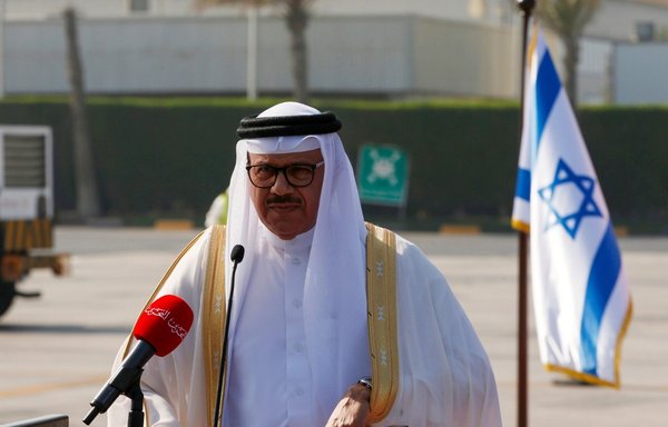وزير الخارجية البحريني عبد اللطيف الزياني يلقي بيانًا لدى وصول وفد أميركي-إسرائيلي في مطار البحرين الدولي في هذه الصورة الأرشيفية التي يعود تاريخها إلى 18 تشرين الأول/أكتوبر. هذا وقد وصل الزياني يوم 18 تشرين الأول/نوفمبر إلى إسرائيل في أول زيارة رسمية يقوم بها مسؤول بحريني بارز. [رونين زفولون/بوول/وكالة الصحافة الفرنسية]