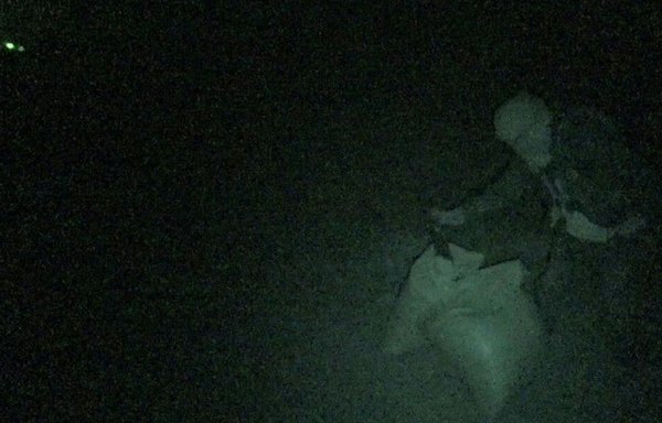 تجسد هذه الصورة القاتمة وغير الواضحة لأحد عناصر داعش في العراق، والتي نُشرت في 16 تشرين الثاني/نوفمبر، رداءة المادة الإعلامية التي ينتجها التنظيم الإرهابي الآن، إذا ما استطاع إلى ذلك سبيلا. [أرشيف]