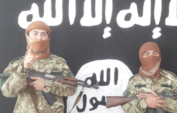 تظهر هذه الصورة، التي نشرها تنظيم داعش في 3 تشرين الثاني/نوفمبر، اثنين من ثلاثة مهاجمين قبيل شن اعتداء كبيرعلى جامعة كابول. وشكلت هذه الصورة المادة الإعلامية الوحيدة التي صدرت حول هذه المجزرة عن آلة التنظيم الدعائية التي كانت متطورة سابقًا. [أرشيف]