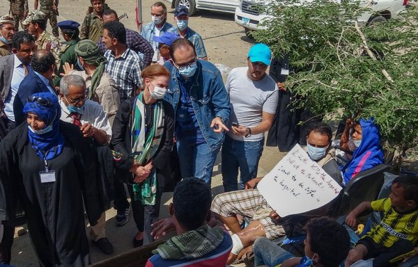 Deputy Head of the UN Mission to Support the al-Hodeidah Agreement Daniela Crosslake visits war casualties at a hospital in Hays, in Yemen's al-Hodeidah province, on November 11th. [Khaled Ziad/AFP]