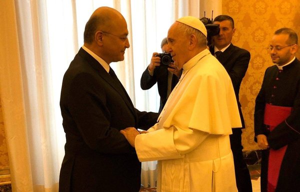 البابا فرنسيس يلتقي بالرئيس العراقي برهم صالح في الفاتيكان يوم 25 كانون الثاني/يناير. [حقوق الصورة للمكتب الإعلامي لرئاسة الجمهورية في العراق]