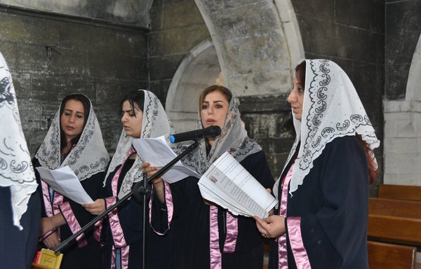 نساء عراقيات مسيحيات يشاركن في قداس الأبرشية السريانية في الموصل يوم 16 تشرين الأول/أكتوبر. [حقوق الصورة للأبرشية السريانية في الموصل]