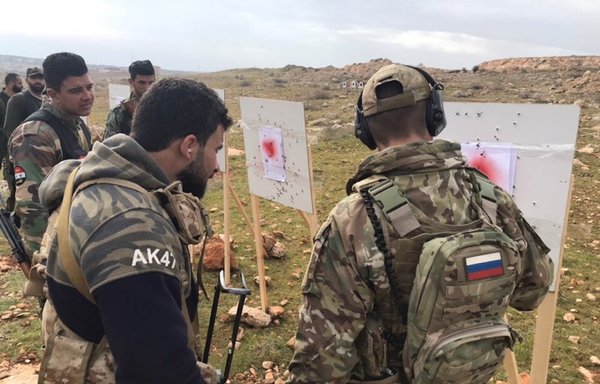 يظهر في هذه الصورة التي نشرت في كانون الثاني/يناير 2019 مدربون من مجموعة فيغا فيما هم يدربون عناصر من لواء القدس في سوريا. [فكونتاكتي/أوليغ بلوخين]