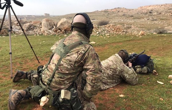 يظهر في هذه الصورة التي نشرت في كانون الثاني/يناير 2019 مدربون من مجموعة فيغا فيما هم يدربون عناصر من لواء القدس في سوريا. [فكونتاكتي/أوليغ بلوخين]