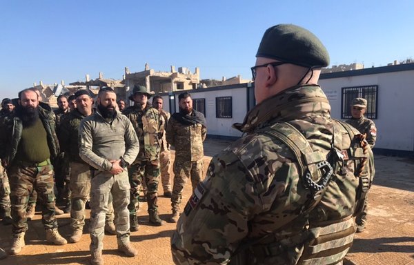 يظهر في هذه الصورة التي نشرت في كانون الثاني/يناير 2019 مدربون من مجموعة فيغا فيما هم يدربون عناصر من لواء القدس في سوريا. [فكونتاكتي/أوليغ بلوخين]