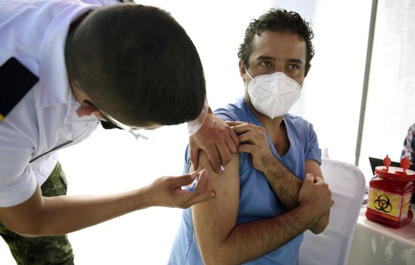 Health worker Giorgio Franyuti receives Pfizer/BioNTech's COVID-19 vaccine in Mexico City December 28. [Alfredo ESTRELLA / AFP]