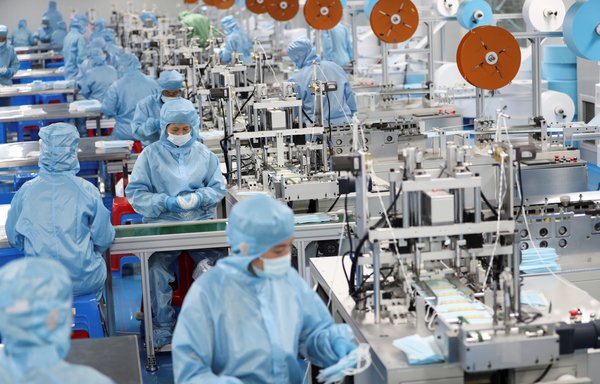 در تصویر یک کارخانه تولید ماسک در لیان یون گنگ، واقع در استان جیانگ سو در چین، روز ۸ آبان دیده می شود. بخشی از دلیل رشد اقتصادی چین صادرات تجهیزات حفاظتی شخصی است. [خبرنگار خبرگزاری فرانسه]