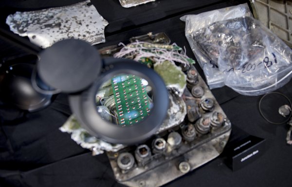 A magnifying glass shows a part of the guidance system of an Iranian Qiam ballistic missile on display after the US unveiled previously classified information in December 2017, intending to prove Iran violated UN Security Council Resolution 2231 by providing the Houthis in Yemen with arms. [Jim Watson/AFP] 