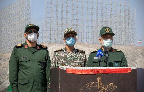 ضباط من الحرس الثوري الإيراني خلال افتتاح حصل مؤخرا لمنشأة دفاع جوي في إيران. ويقف الحرس الثوري إلى جانب سياسيين متشددين، وراء حملة تخصيب اليورانيوم في البلاد. [الحرس الثوري الإيراني]