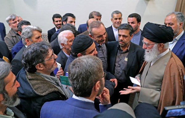 رژیم ایران یک کارزار مستمر را برای نشان دادن علی خامنه ای، رهبر ایران، به عنوان فردی مهربان و خوش برخورد، طراحی و اجرا کرده است. [دفتر رهبر]