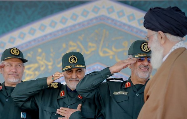 این عکس بدون تاریخ که روز ۲۰ آذر توسط ارتش ایران منتشر شده است، قاسم سلیمانی (نفر وسط) را به همراه سایر فرماندهان ارشد نظامی ایران و علی خامنه ای، رهبر جمهوری اسلامی، نشان می دهد. [وزارت دفاع ایران]