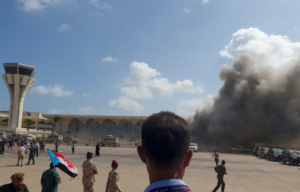 ابر دود در فرودگاه عدن در ۱۰ دی‌ ماه به دنبال چند انفجار که اندکی پس از فرود هواپیمای حامل اعضای دولت جدید وحدت ملی به وقوع پیوست. دست ‌کم ۲۶ تن در این حمله جان باختند و دولت مقصر آن را حوثی ‌ها اعلام کرده است. [صالح العبیدی/ خبرگزاری فرانسه]