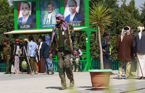 روز ۲۲ دی، یکی از مبارزان وفادار به حوثی ‌ها بر مزار صالح الصماد، سرکرده سیاسی حوثی ‌ها، واقع در میدان السبعین صنعا حاضر شده است. تصویر صالح الصماد و عبدالملک الحوثی، رهبر حوثی ‌ها و همچنین مهدی المشاط، جانشین سرکرده سیاسی کشته ‌شده این گروه، نیز دیده می ‌شود. [محمد هویس/ خبرگزاری فرانسه]