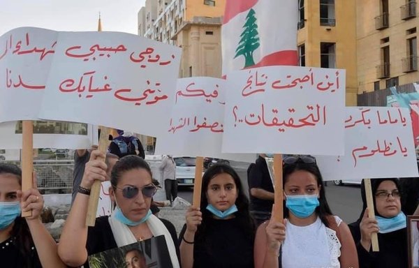 Families of the August 4 Beirut blast victims protest on November 17, raising banners condemning the delay in investigations. Some officials in Lebanon blame Hizbullah for the massive explosion. [Nohad Topalian/Al-Mashareq]