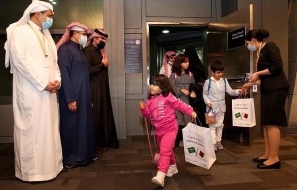 این کودکان از جمله نخستین مسافران در زمان ازسرگیری پروازها از عربستان سعودی به قطر بودند. [سازمان هواپیمایی کشوری قطر]