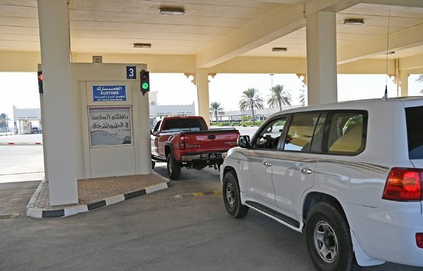 پس از بازگشایی گذرگاه مرزی ابو سمره میان عربستان سعودی و قطر، نخستین خودروها در روز ۲۰ دی ماه از این گذرگاه عبور می کنند. [وزارت کشور قطر]