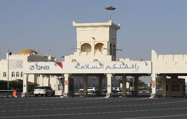 نخستین خودروها در روز ۲۰ دی ماه از گذرگاه مرزی ابو سمره میان عربستان سعودی و قطر عبور می کنند. [وزارت کشور قطر]