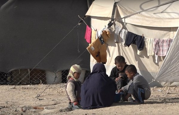 Children of ISIS women play near tents in al-Hol camp. [Video screenshot/Hawar News Agency]