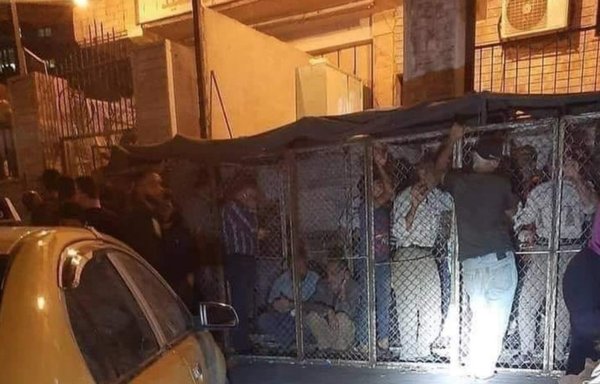 صورة لسوريين يصطفون في طابور داخل قفص معدني أمام فرن حكومي في دمشق للحصول على الخبز، وهي واحدة من مجموعة صور أثارت غضبا عارما بعد تداولها على الإنترنت في تشرين الأول/أكتوبر الماضي.