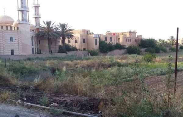 Al-Hassan wal Hussein mosque (left) in al-Joura district, Deir Ezzor city, is administered by the Shia Endowment. [Sada al-Sharqieh]