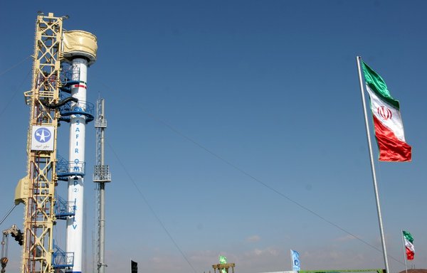 یک فروند موشک ساخت ایران از نوع سفیر روز ۱۴ بهمن ۱۳۸۷ در مکانی نامعلوم در خاک جمهوری اسلامی روی سکوی پرتاب قرار گرفته و همزمان پرچم های ایران به اهتزار درآمده اند. این موشک ها برای حمل ماهواره به مدار طراحی شده اند. [خبرنگار/خبرگزاری فرانسه]