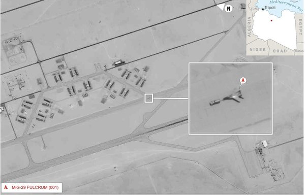 طائرة روسية من طراز ميغ-29 شوهدت بقاعدة جوية في بلدية الجفرة الليبية يوم 19 أيار/مايو. [القيادة العسكرية الأميركية في أفريقيا]