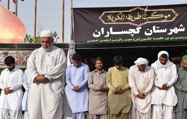 A group of Iranian Sunnis pray in Gachsaran, Iran, in 2017. [Tasnim]