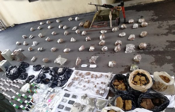 مديرية التوجيه في الجيش اللبناني تعرض مخدرات وأسلحة ضُبطت في عملية نُفذت بتاريخ 30 كانون الثاني/يناير، واستهدفت مهربي المخدرات في ضاحية بيروت الجنوبية التي تقع تحت سيطرة حزب الله.