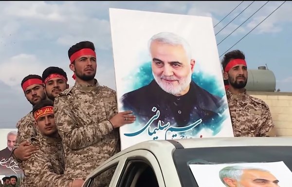 در یک عکس گرفته شده از روی ویدیویی که تلویزیون دولتی سوریه روز ۲۱ بهمن منتشر کرد، اعضای هنگ حاج قاسم سلیمانی دیده می شوند که از حلب وارد دیرالزور می شوند.