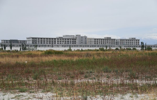 تظهر هذه الصورة التي التقطت في 4 حزيران/يونيو 2019 مرفقا يعتقد أنه معسكر ʼلإعادة التثقيفʻ، حيث يتم اعتقال الأقليات العرقية المسلمة بشكل خاص في منطقة شينجيانغ الصينية. [غريغ بيكر/وكالة الصحافة الفرنسية]