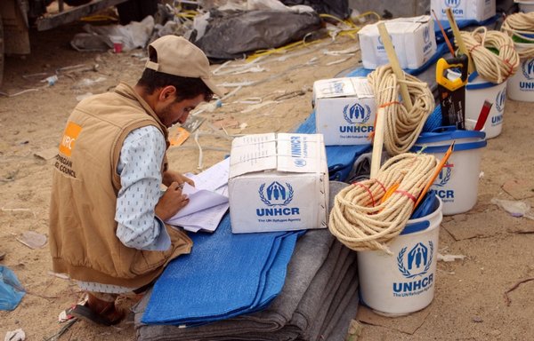 The Norwegian Refugee Council and the UNHCR distribute aid to Yemenis displaced from areas near the border with Saudi Arabia, in Hajjah on May 6, 2019. [Essa Ahmed/AFP]
