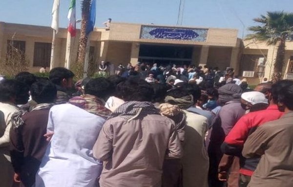 أهالي سارافان يحتجون أمام مبنى الحاكم الذي اقتحموه لاحقا في 23 شباط/فبراير. [Asr-e Iran]