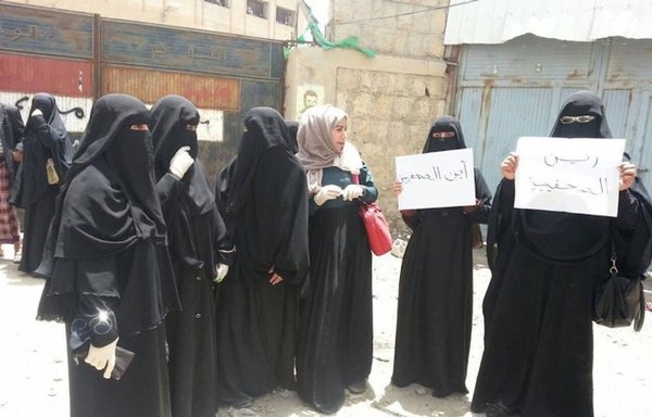 The mothers of detained journalists protest in May for the release of their sons. [Photo courtesy of Yemeni Journalists Syndicate]