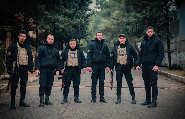 عناصر من شركة العرين الأمنية الموالية لإيران وشعبة المخابرات العسكرية السورية. [شركة العرين الأمنية/فيسبوك]