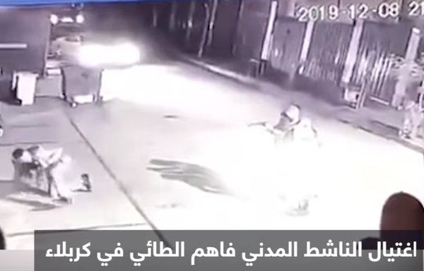 لقطة من فيديو نشر عبر الإنترنت، تظهر لحظة تعرض الناشط العراقي فاهم الطائي لإطلاق نار من قبل مسلحين على دراجة نارية في كربلاء خلال شهر كانون الأول/ديسمبر 2019.