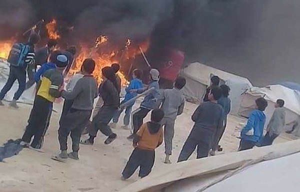 A tent burns inside al-Hol camp in Syria's al-Hasakeh province, where similar attacks have been carried out in retaliation against women who refuse to follow the orders of ISIS women. [Eye of the Euphrates]