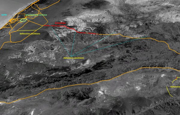 صورة نشرت في 1 كانون الثاني/يناير تُظهر شبكة خنادق يبلغ طولها 70 كيلومترا تقريبا حفرتها مجموعة فاغنر على طول طريق سرت-الجفرة في ليبيا. [il_kanguru/Twitter]