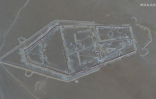 صورة التقطت عبر الأقمار الصناعية تظهر خندقا في ليبيا حفره مرتزقة مجموعة فاغنر المدعومين من روسيا وعززوه بسلسلة من التحصينات الدقيقة في كانون الثاني/يناير. [ماكسار تكنولوجيز عبر سي.أن.أن]