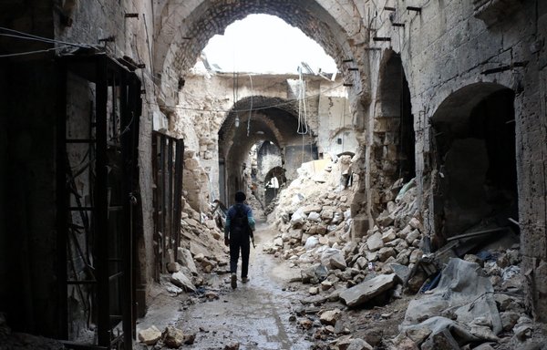 مقاتل من المعارضة يسير في زقاق مدمر بسوق حلب القديم بالمدينة السورية الشمالية المدرجة على قائمة اليونسكو، في صورة التقطت يوم 27 شباط/فبراير 2014. [صور وكالة الصحافة الفرنسية/مركز حلب الإعلامي/زين الرفاعي]