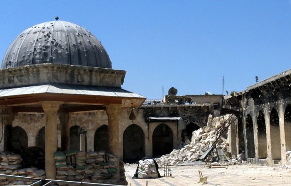 صورة التقطت في 25 نيسان 2013 تظهر أنقاض مئذنة الجامع الأموي القديم في حلب بعد أن فُجرت في اليوم السابق خلال اشتباكات بين النظام السوري وقوات المعارضة. [جلال الحلبي/وكالة الصحافة الفرنسية]