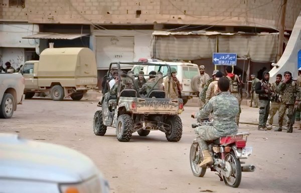 Iranian militia elements are seen in Deir Ezzor on December 18. [Sada al- Sharqiyieh/Facebook]