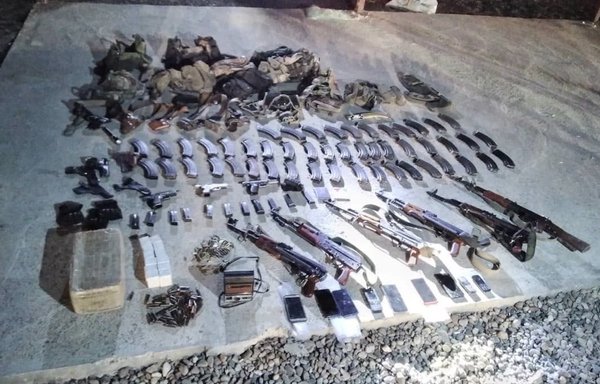 Weapons, ammunition and communications devices found in a raid on an ISIS sleeper cell in rural Deir Ezzor. [Hêzên Sûriya Demokratîk (SDF)/Facebook]