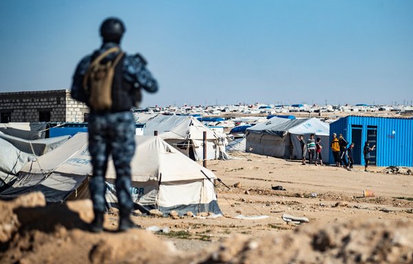 Special forces of the Syrian Democratic Forces keep watch on March 30 in the vicinity of al-Hol camp in Syria's al-Hasakeh province, which houses relatives of ISIS extremists. Kurdish forces said they had arrested 125 suspected ISIS members form the camp on April 2. [Delil Souleiman/AFP]