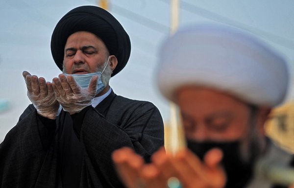 روحانیون شیعه عراق روز ۱۰ بهمن در شهرک صدر در حال اقامه کردن نماز جمعه هستند. علمای شیعه در لبنان و عراق به درخواست هایشان برای انحلال نیابتی های ایران،‌ که به کشورهایشان آسیب رسانده اند، شدت بخشیده اند. [احمد الربیعی/ خبرگزاری فرانسه]